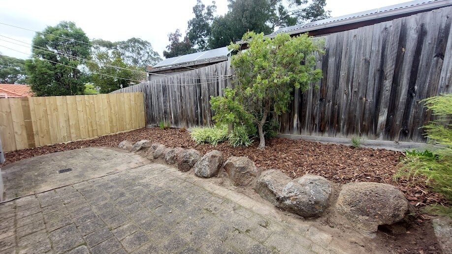 After: Rock bed mulched. Weeds taken out from between the rocks and the bed topped with fresh mulch.